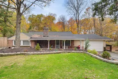 Image de Easy Cleveland Access! Quiet Suburb Stay w/ Yard