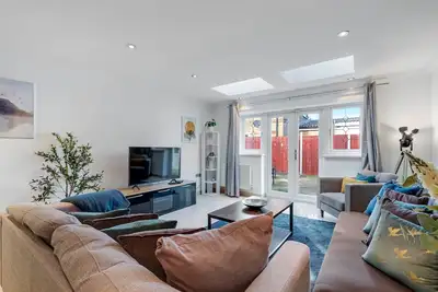 Image de Isher 3 Bedroom, 2-Bathroom House with Parking