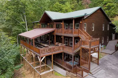 Image de 12 Bdr Luxe Smoky Mountain Cabin w/ Indoor pool + Hot tub + Game room | Buckskin