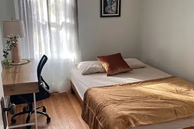 Image de 🏡 Cozy 2-Bedroom Home Near Ottawa Street Cafés & Riverside – Short-Term Stay