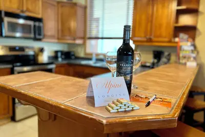 Image de Ultimate 3br Ski-in/Ski-out condo for groups! On Kar's Main Run. Ski to your backdoor. Features a luxurious private hot tub, beautiful full kitchen, and spacious living. Perfect for families, two families, or friends.