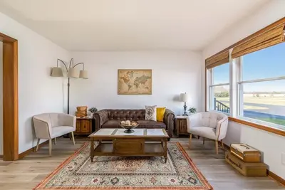 Image de Vintage Travel Suite | Near Amish Country!