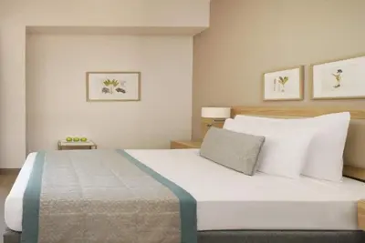 Image de Cliffside Dual Retreat + Queen Bed Perfect for Romantic Escape: 2 Stay