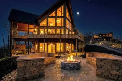 Image de Ritzy Bear Lodge, Game Room, Mountain Views, Wifi, Fireplace on deck! ! !
