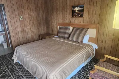 Image de Simple Yet Functional Room w/ Comfy Bed Near Shiloh Vineyard for Wine Enthusiast