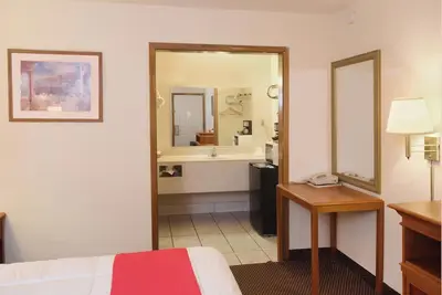 Image de Couple’s Retreat: 3 Rooms with Free Parking & Nearby Attractions!