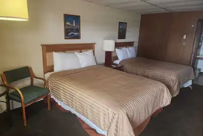 Image de 3 Rooms - Enjoy Budget-Friendly Comfort w/ Flat Tv + Microwave + Nearby Dining