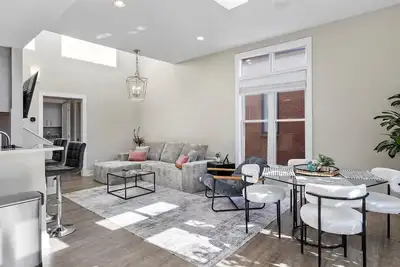 Central Raleigh 2br - Walk to Shops & Dining