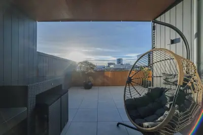 Image de Stylish City Escape: 2br with Private Deck