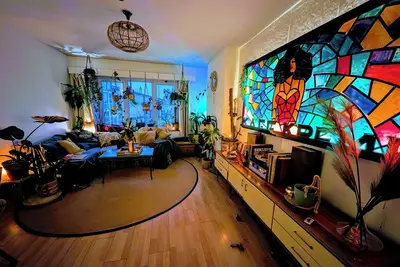 Image de Spacious apartment full of life in the form of many plants and a cat!