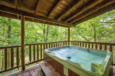 Image de Secluded Cabin for 4 w/ Private Hot Tub & Jacuzzi!