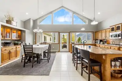 Image de Large 4- bedroom home with great mountain views