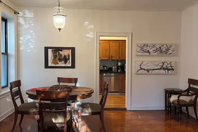 Image de Spacious first floor of a 1920s  brick row house on a quiet tree-lined street.