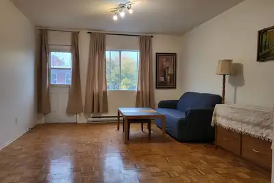 Image de Large 3 bedroom apartment with sun roof and balcony, 3 minutes to metro station!