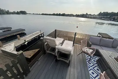 Image de Luxury lakeside lodge with hot tub and sunset views. Pet friendly, 3 bedrooms