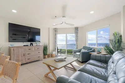 Image de Top Floor w Amazing Ocean Views! ! Resort Style Pool, Beach, Marina, & Cafe!