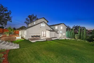 Image de Spacious Modern Farmhouse Retreat with Two Kitchens and Pool - Ideal for Large G