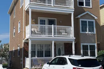 Image de Spacious 6-bedroom Home 3 story in tranquil Brigantine with close acces to beach