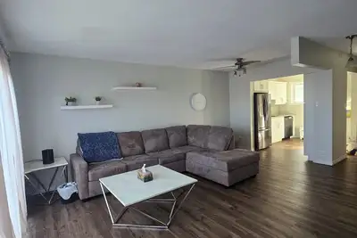 Cozy & Modern 3-Bed, 1. 5 Bath Townhouse