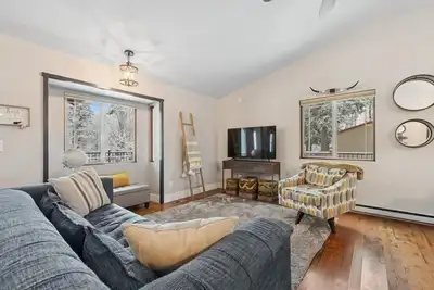 Image de Home with Large Backyard, Grill and Playground!