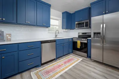 Image de A unique 2br, 1. 5ba retreat in Norman—perfectly positioned between Ou & Main St.