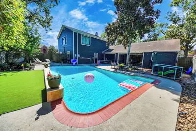 Image de Luxurious Modern Retreat | 8br Pool + Arcade