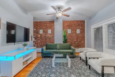 Image de Steps to Mit-Walk to Train, 4bds/1. 5b 2-Free Parking, Near Boston & Harvard