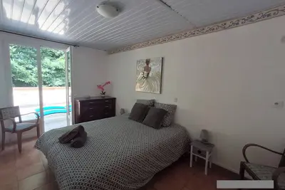 Image de logement complet 1 chambre, grande terrasse au bord du lac