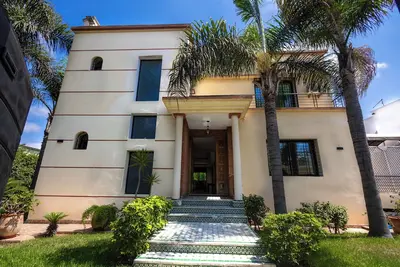 Image de Villa moderne située a Casablanca avec 8 Chambres, sauna et piscine. Tram a 5min