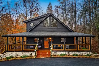 Image de Amazing Lux Cabin in Charming Sevierville with Hot Tub, Games, Triple Bunk!