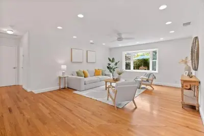 Image de Beautiful 5 bed 2. 5 bath entire home