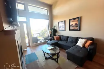 Image de Gorgeous Views of Lake Chelan - Top-floor 2bd/2ba Condo—Steps to Park & Water