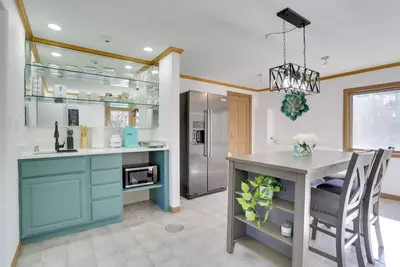 Image de 6 Mi to Barr Lake: Apt w/ Hot Tub Access!