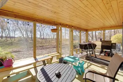 Image de 11 Mi to Maple Lake: Family-Friendly Fertile Home