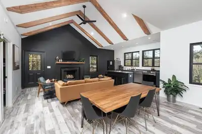 Image de Modern cabin, hot tub, mtn views, fireplace