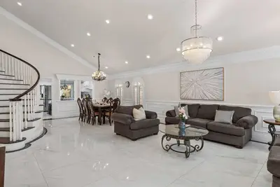 Image de 20% Off Monthly - Luxe 5br Villa near Top Schools