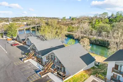 Image de Cozy 2br Waterfront Condo ~ Pool, Gym, Resort Access, Sleeps 6
