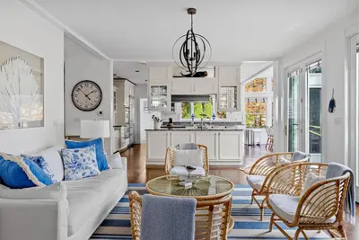 Image de Spacious Peter Pond Coastal Retreat