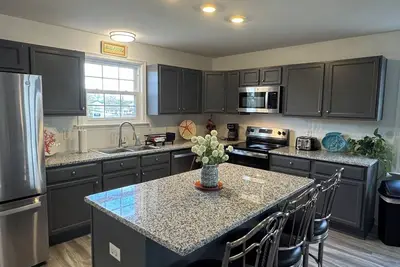 Image de Welcome to The Savannah Suite! Renovated 3 bedroom apartment in charming Lewes.