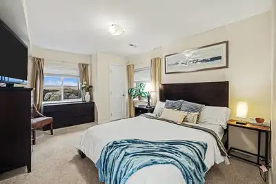 Image de The Lily Pad-1700sqft Exec Suite. Kitchen, Office, Gym, theater. Shared Entrance