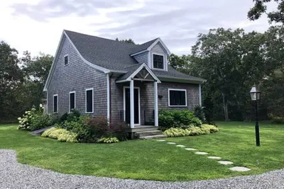 Image de Book your stay for Summer 2026 in this charming 2-bedroom house in Edgartown!
