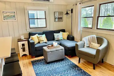 Image de Quaint Tiny Cottage -\"Salty Sandpiper Cottage\" - 1/2 mile2beach\nDog Friendly