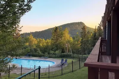 Image de New Spacious & Cozy 1 bed end unit ski in ski out