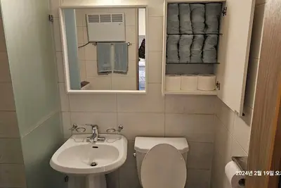 Image de 인천공항에서 직접 연결 될 수 있고, 비나 눈을 맞지 않고 올 수 있는 숙소. 어디든 갈 수 있는 지하철이나 버스가 1분 거리에 있는 숙소.