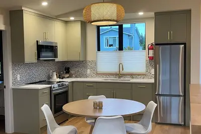 Image de Relax in this modern and clean 2-bedroom house. Close to everything Cumberland.