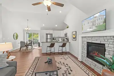 Image de Modern Creekside Haven – 2-Car Garage & Deck Views