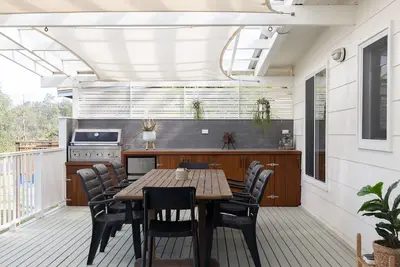 Image de Wonky Pine Top Deck in Narrawallee