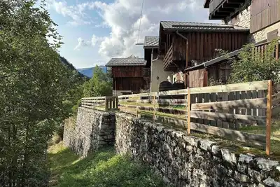 Image de Maison de montagne avec deux granges et un jardin