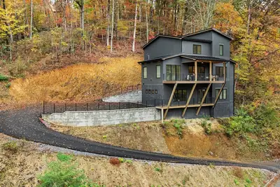 Image de Luxury Smoky Mountain Retreat with Indoor Pool, Theater & Billiards