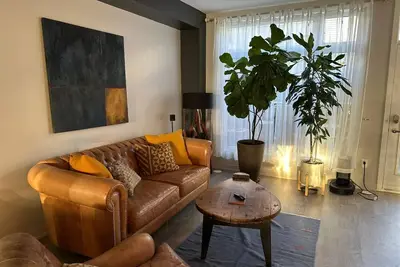 Image de Spacious, cozy home near subway & airport